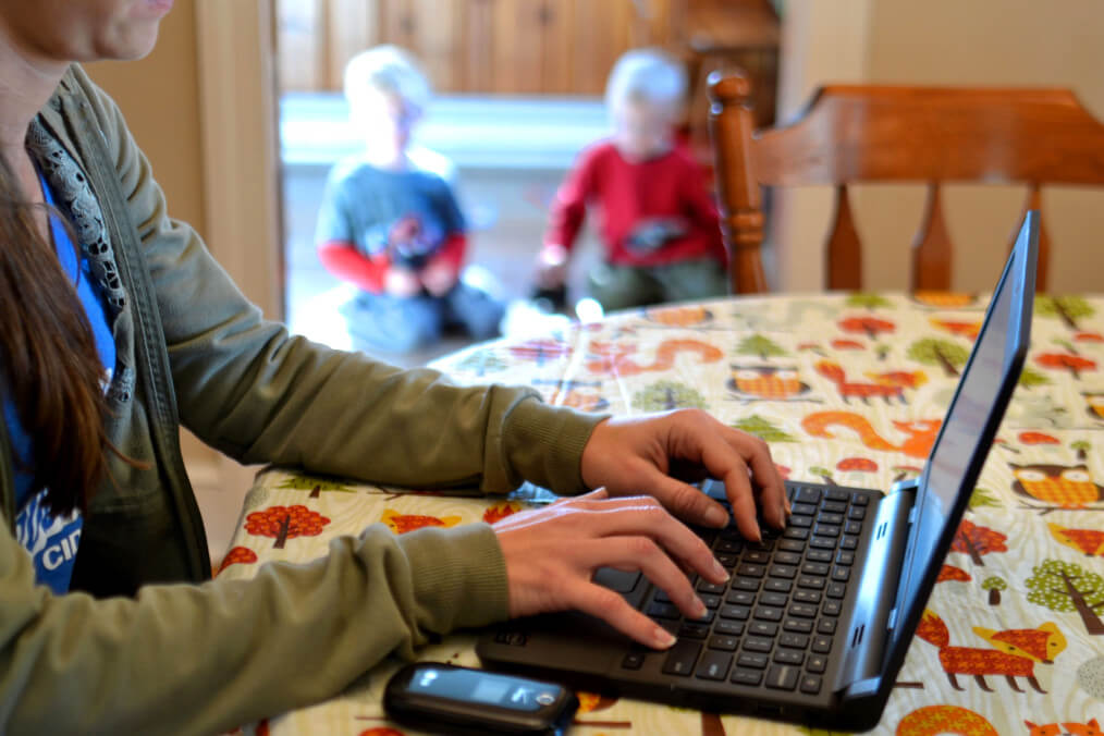 Mother writing resume with long employment gap due to child raising