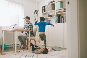 Dad with playing kids looking for flexible jobs for single parents