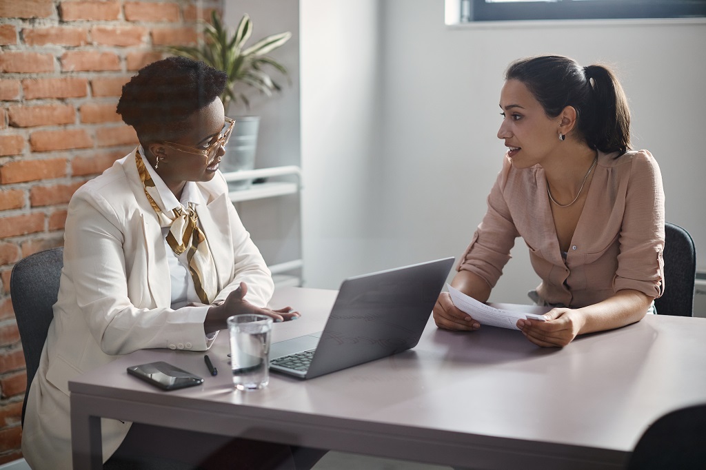 a reverse recruiter providing job search advice to an attentive applicant