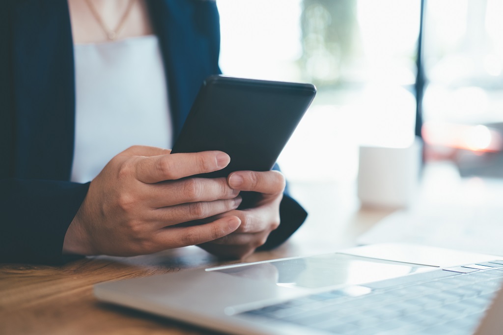 job applicant using a smartphone to compose a salary negotiation email